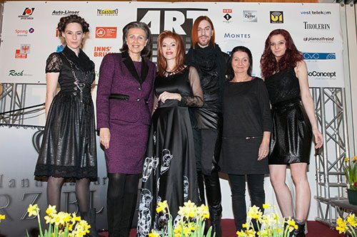 da sinistra: Modella, Patrizia Zoller Frischauf,  Johanna Penz, Markus Spatzier, Uschi Schwarzl, Modella - biancoscuro rivista d'arte