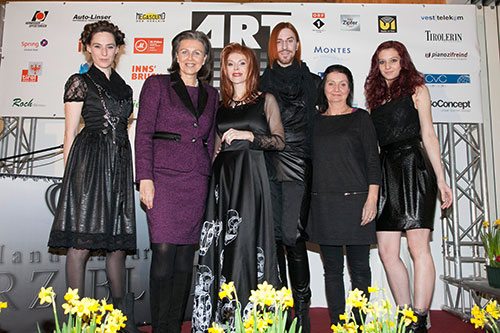 da sinistra: Modella, Patrizia Zoller Frischauf, Johanna Penz, Markus Spatzier, Uschi Schwarzl, Modella - biancoscuro rivista d'arte