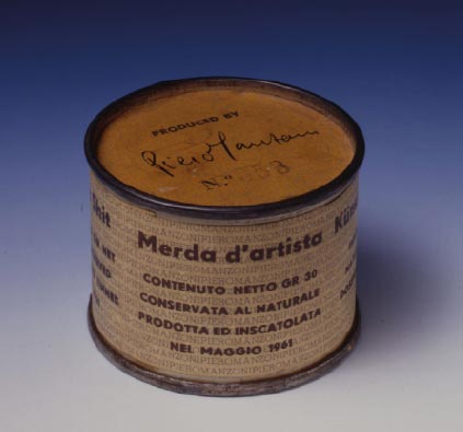 Merda d’Artista n. 53, (1961) scatoletta di latta, carta stampata h 4,8 cm; d 6 cm. Milano, Courtesy Fondazione Piero Manzoni 
