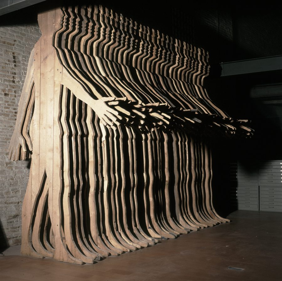 Mario Ceroli, La grande Cina, 1968, 36 sagome di cm 400x220 cad., legno di pino di Russia sagomato, A001880S_784