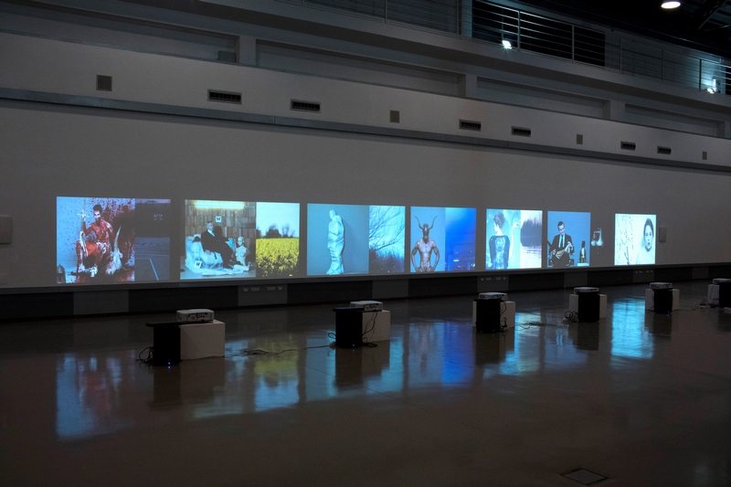 Mustafa Sabbagh, "XI Comandamento: Non Dimenticare" veduta della mostra: "Anthro-pop-gonia" (2015), video-installazione 