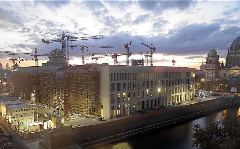 Il Berliner Schloss (Humboldt Forum) attualmente in fase di ricostruzione, sorgerà sull'Isola dei Musei berlinesi. Sullo sfondo a destra il Duomo di Berlino