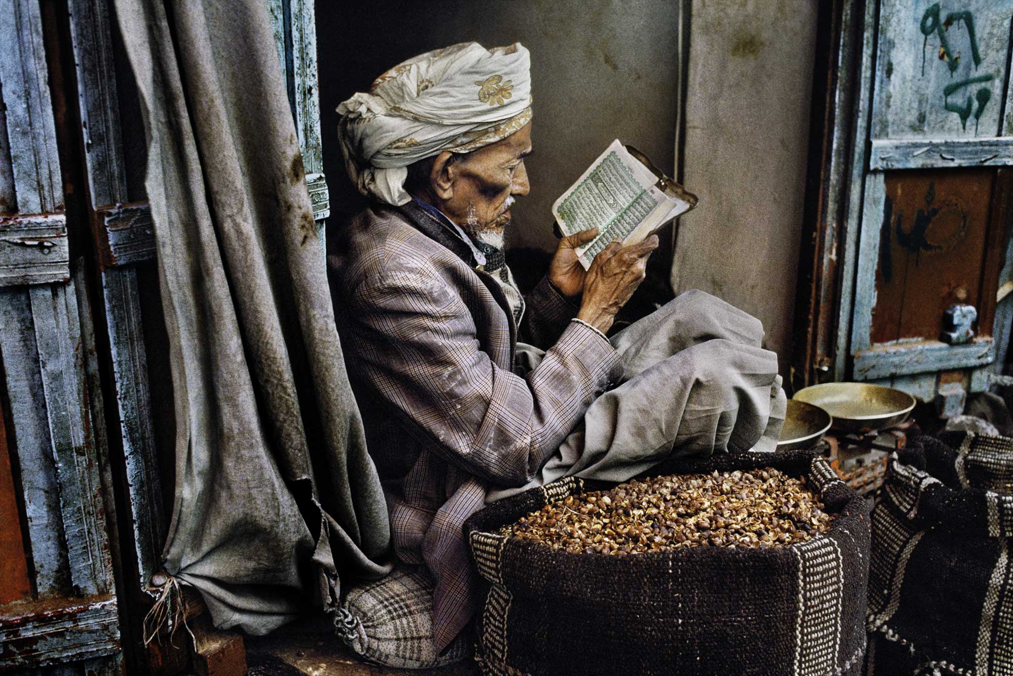 [1] Sana’a, Yemen, 1997 © 2012-2017 Steve McCurry