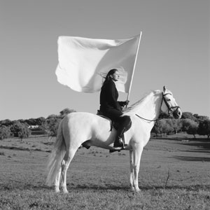 Marina Abramović nel video del 2001 “The Hero” Photo © TheMahler.com Courtesy of Marina Abramović Archives