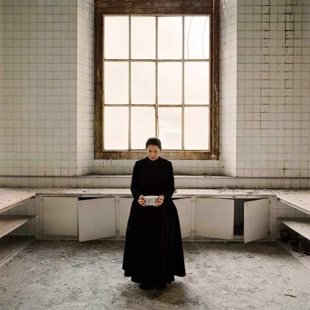 Marina Abramović - The Kitchen V, Carryng the Milk 2009, video (colore, sonoro), 12’42”. Amsterdam, LIMA Foundation. Courtesy of Marina Abramović Archives e LIMA. Un ringraziamento speciale a Galleria Lia Rumma Milano/Napoli