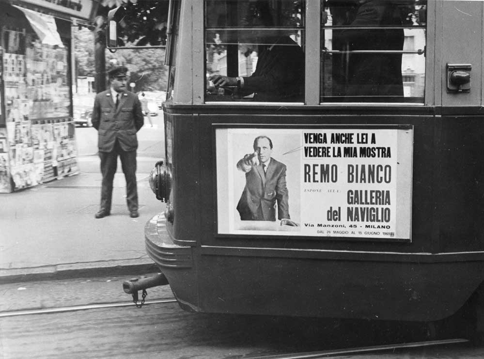 campagna pubblicitaria sui tram di Milano per la mostra personale di Remo Bianco alla Galleria del Naviglio 26 maggio-15 giugno 1965