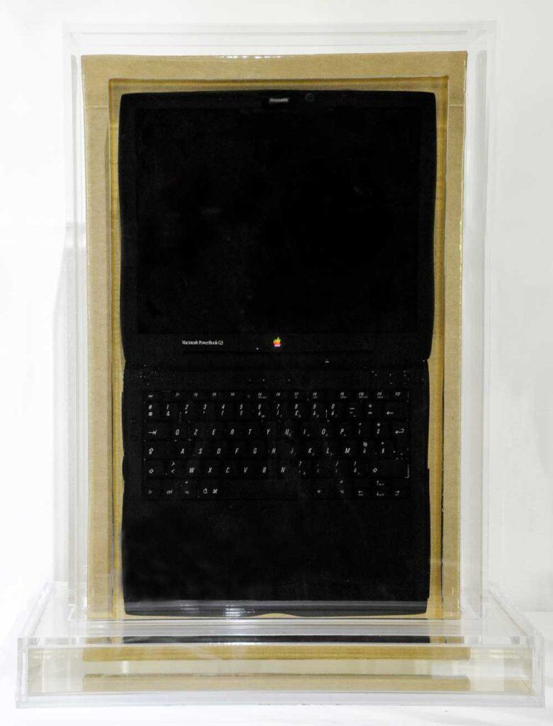 Giorgio Gost -  “Stop time” - Macintosh PowerBook G3 con resina su tela entro teca, 2016, 64x52x20 cm. (Collezione privata BIANCOSCURO - Arch. BS3127-0133)