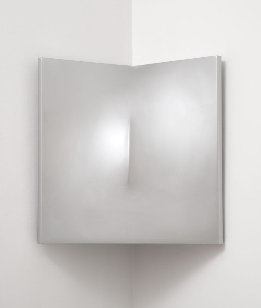 Enrico Castellani “Superficie angolare cromata”, 2009, tela a rilievo con laccatura trasparente su finitura argentata ottenuta tramite bagno galvanico, 70,5x50,5x70,5 cm. Ph. Studio Paolo Vandrasch