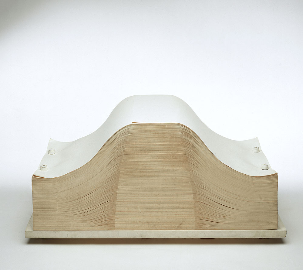 Sotto: Enrico Castellani “Spartito”, 1969, fogli di carta e base in legno, 80x35x37,7 cm. Enrico Castellani Estate. Ph. Attilio Maranzano, courtesy Fondazione Prada