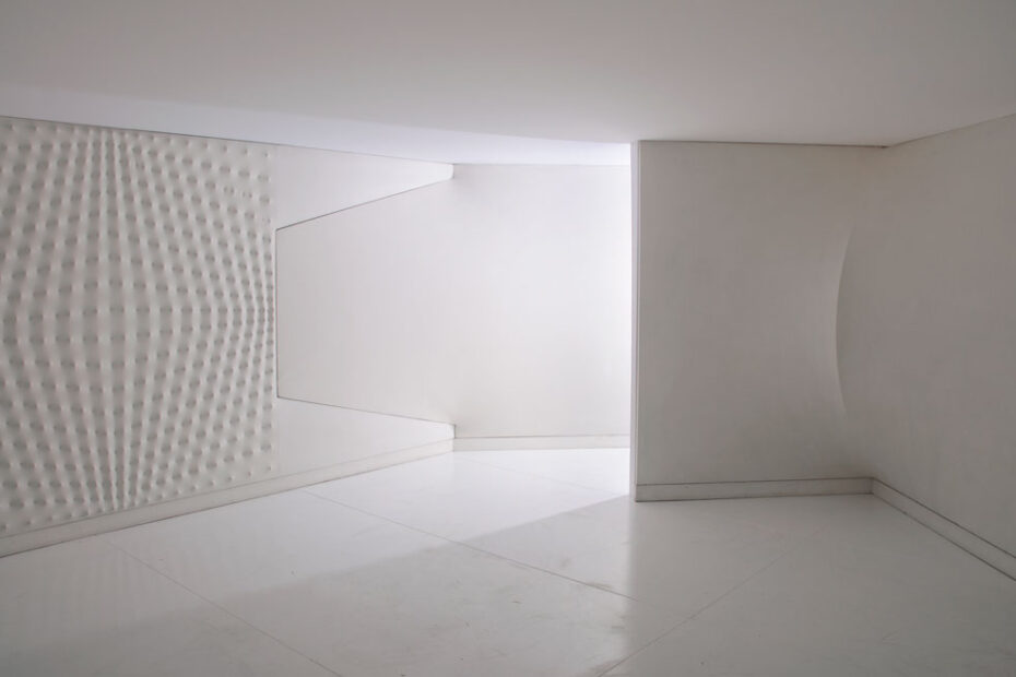 Enrico Castellani “Ambiente bianco, 1967-1970, tela su telaio in legno, velario di copertura e pavimento in PVC, 210x550x530 cm. Guggenheim Museum, Abu Dhabi