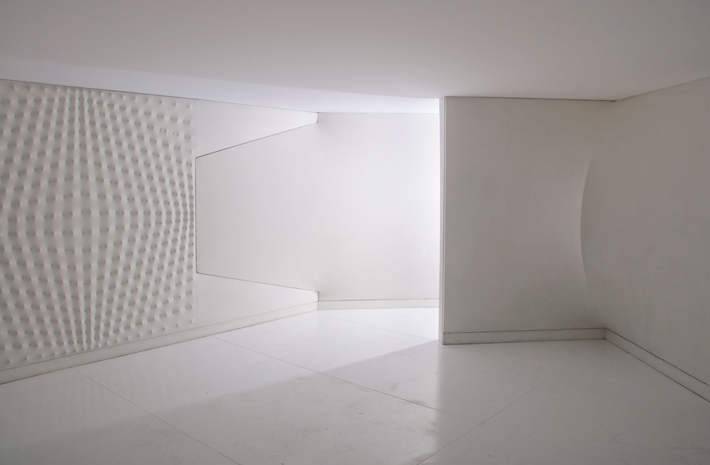 Enrico Castellani “Ambiente bianco, 1967-1970, tela su telaio in legno, velario di copertura e pavimento in PVC, 210x550x530 cm. Guggenheim Museum, Abu Dhabi